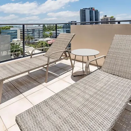 Stylish Central City Retreat With Pool Parking Brisbane Exterior photo