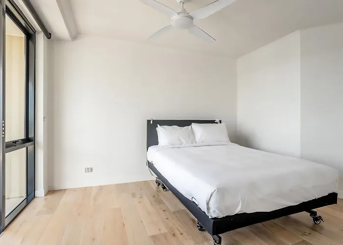 Stylish Central City Retreat With Pool Parking