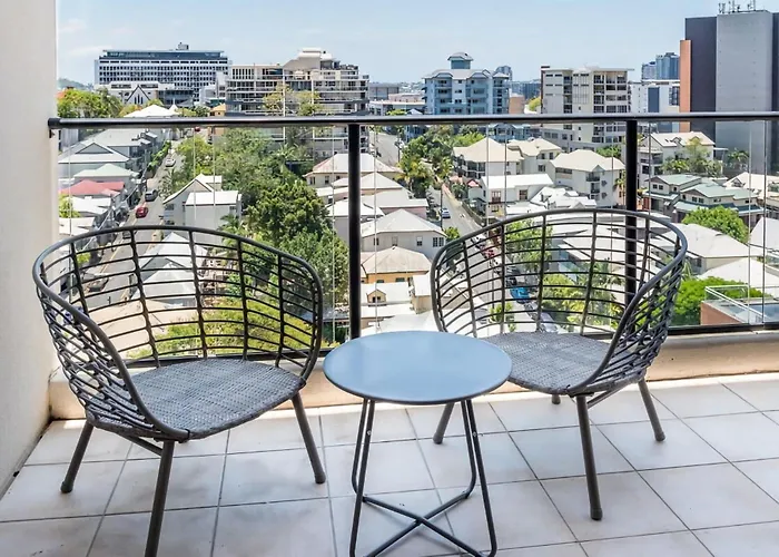 Stylish Central City Retreat With Pool Parking