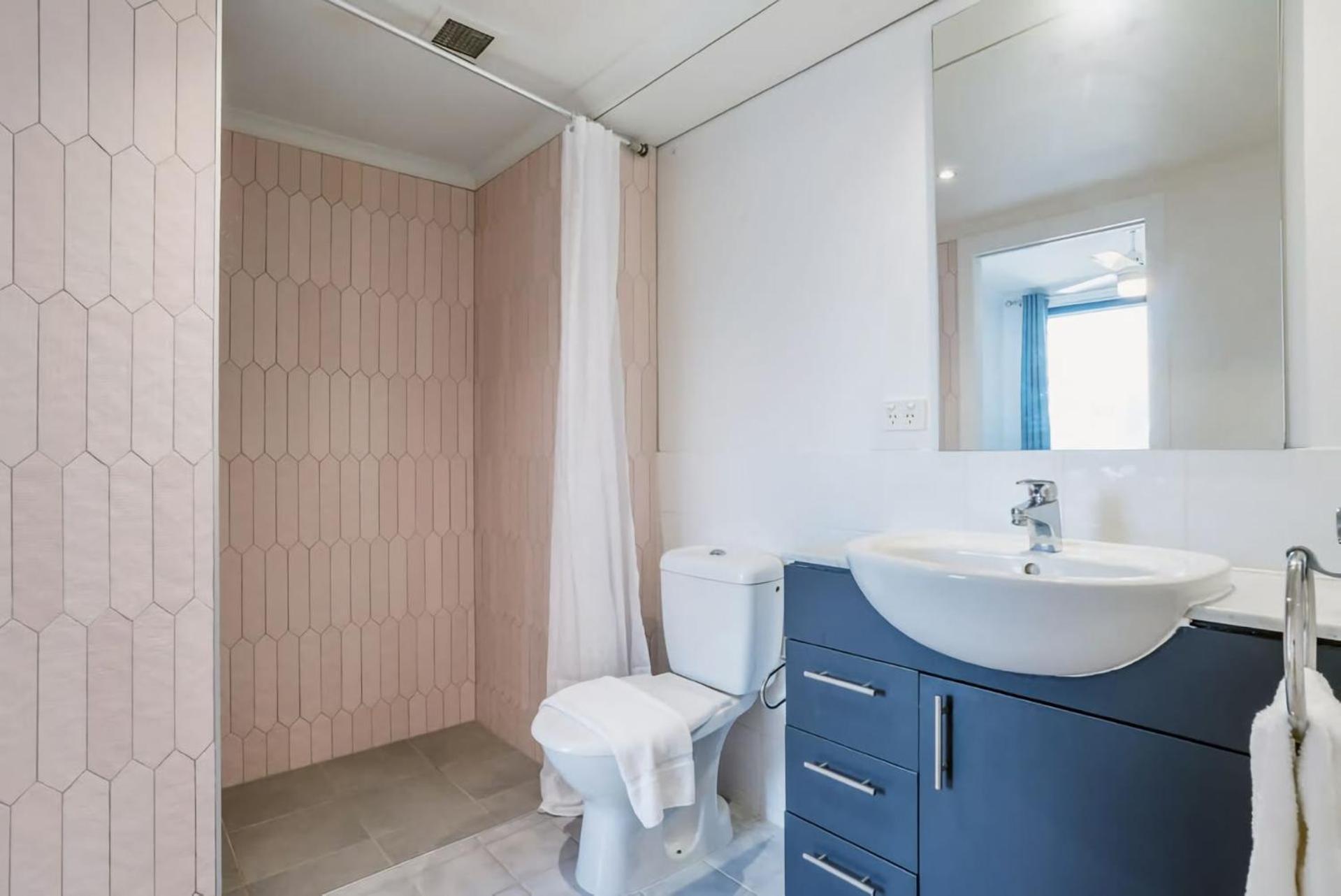 Stylish Retreat With Pool Parking Apartment