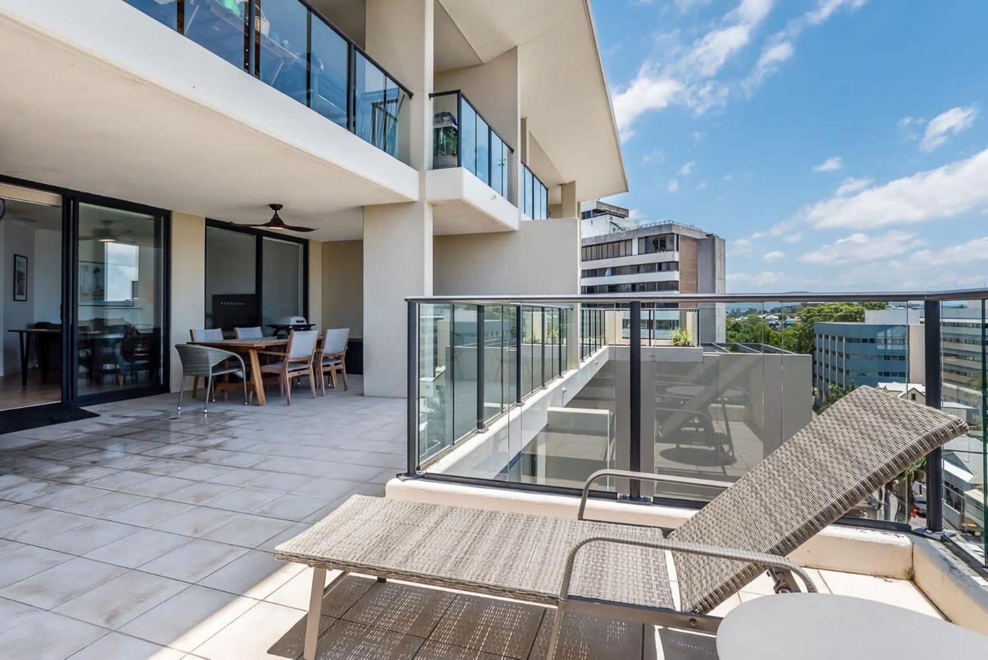 Stylish Retreat With Pool Parking *