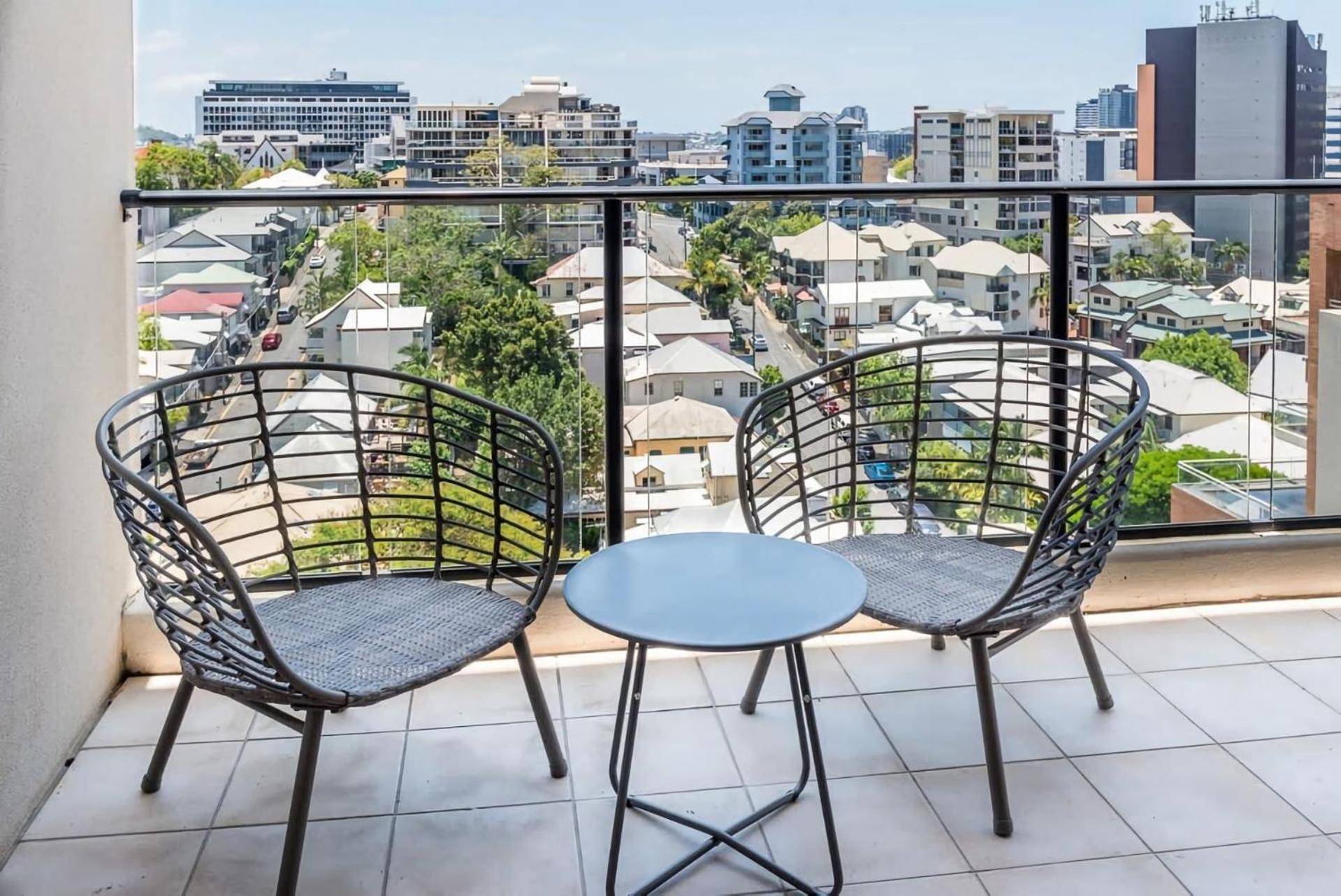 Apartment Stylish Retreat With Pool Parking *